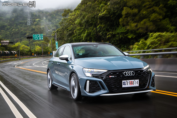 越級打怪沒在怕！Audi RS 3 Sportback 雨中激戰！