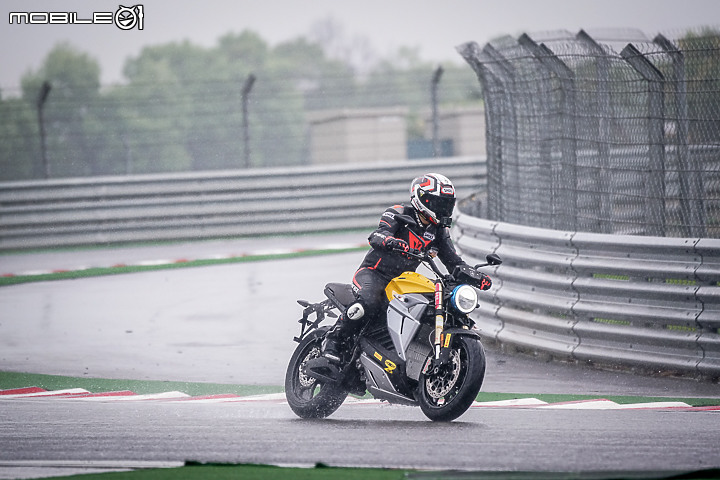 Energica EVA Esse Esse 9+ 賽道重點試駕|百萬內復古電能車 看似乖巧卻很狂妄