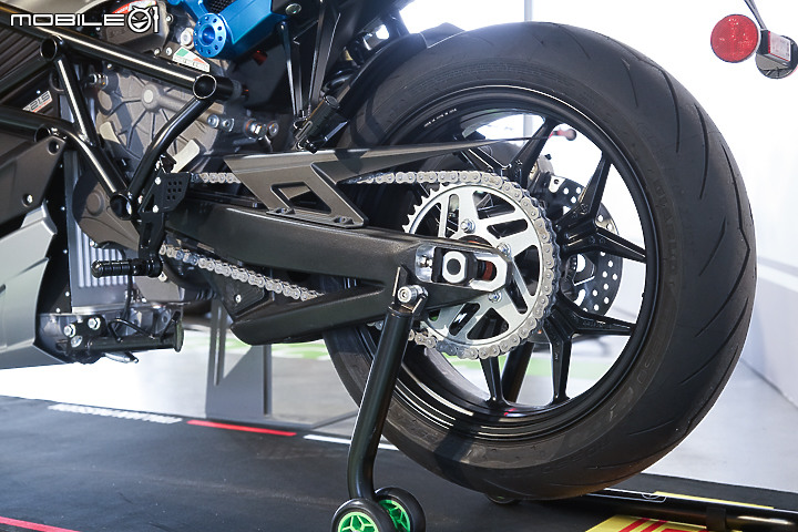 Energica EVA Esse Esse 9+ 賽道重點試駕｜百萬內復古電能車 看似乖巧卻很狂妄