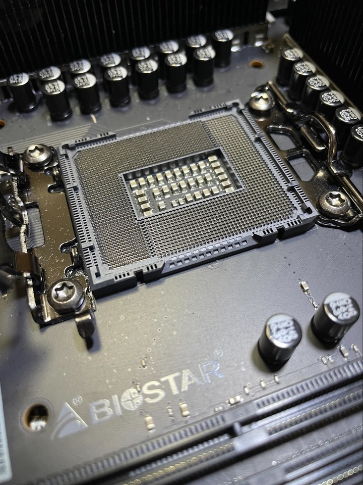 【開箱】女武神 Z690A VALKYRIE 主機版 DDR4