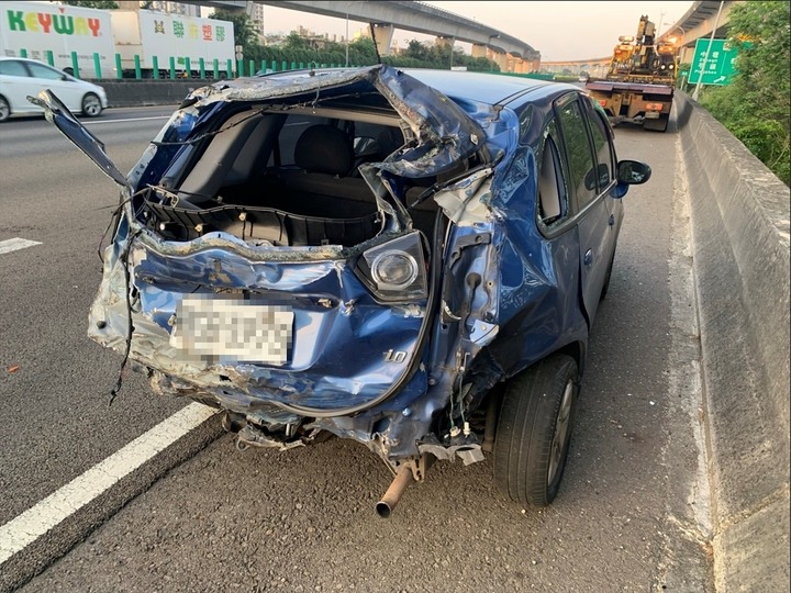 強運者我同事上班途中遭聯結車撞，人平安無事！