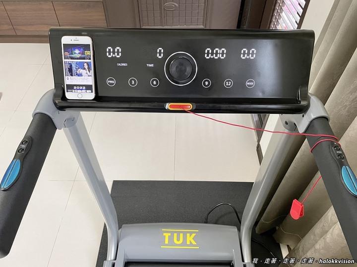 開箱｜TUK彈性跑板跑步機，減震降噪可摺疊收納!居家健身省時自在超方便~專利弓形跑板，挑戰業界跑板最彈!赤腳跑步也可以!藍牙連接/心率測試/體育刻健身器材超多的啦!!