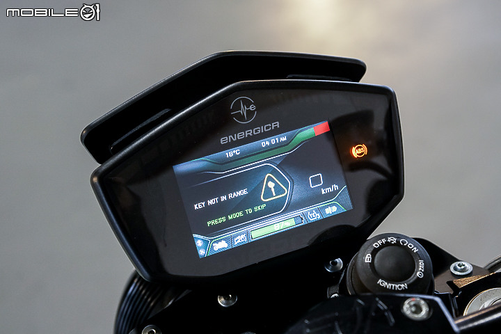 Energica EVA Esse Esse 9+ 賽道重點試駕｜百萬內復古電能車 看似乖巧卻很狂妄