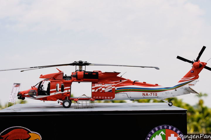 點我看大圖 1/35 空中勤務總隊 UH-60M-14 重裝型黑鷹直升機製作紀實