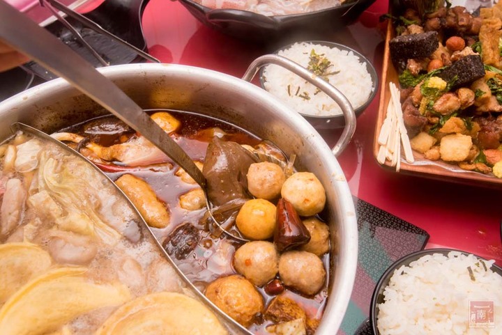 【臺南美食】點貳鍋三火鍋就送賓士ktv南紡店兩小時歡唱|邊吃鍋邊唱歌0起|多款風格包廂|主廚熬煮湯頭|包廂內有空氣清淨機~貳鍋三火鍋&賓士ktv南紡店