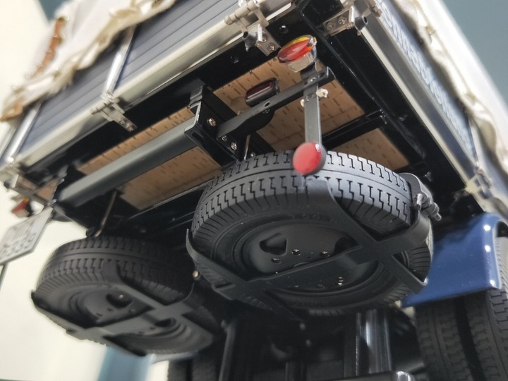 【模型分享】背負銀箭的無名英雄！1/18 CMC Mercedes-Benz W25 & LO2750 Race Car Transporter