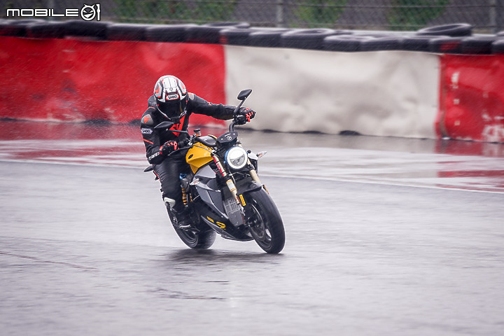 Energica EVA Esse Esse 9+ 賽道重點試駕|百萬內復古電能車 看似乖巧卻很狂妄
