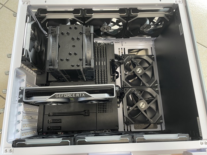 【開箱】聯力O11 Dynamic MINI 機殼內加裝14吋螢幕