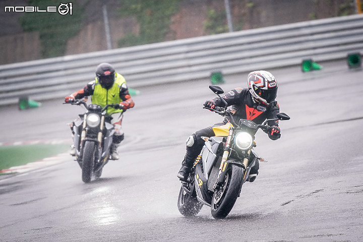 Energica EVA Esse Esse 9+ 賽道重點試駕|百萬內復古電能車 看似乖巧卻很狂妄