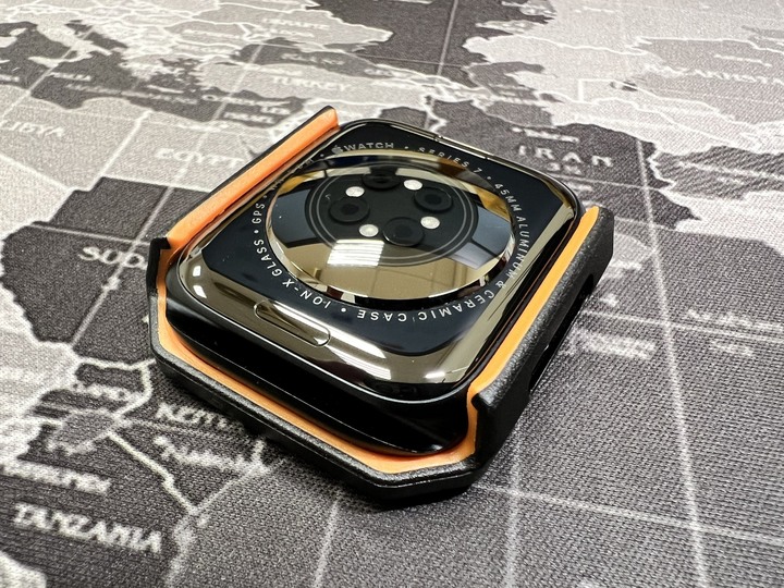 [分享文] Apple Watch 7 + UAG Apple Watch 44mm 耐衝擊簡約保護殼 + UAG Apple Watch 42/44/45mm 簡約舒適錶帶