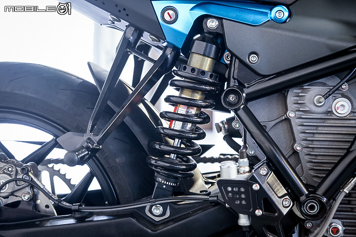Energica EVA Esse Esse 9+ 賽道重點試駕｜百萬內復古電能車 看似乖巧卻很狂妄