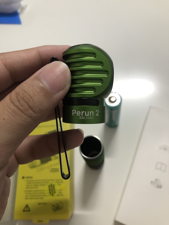 [開箱]OLIGHT Perun 2 2500流明EDC 90度燈