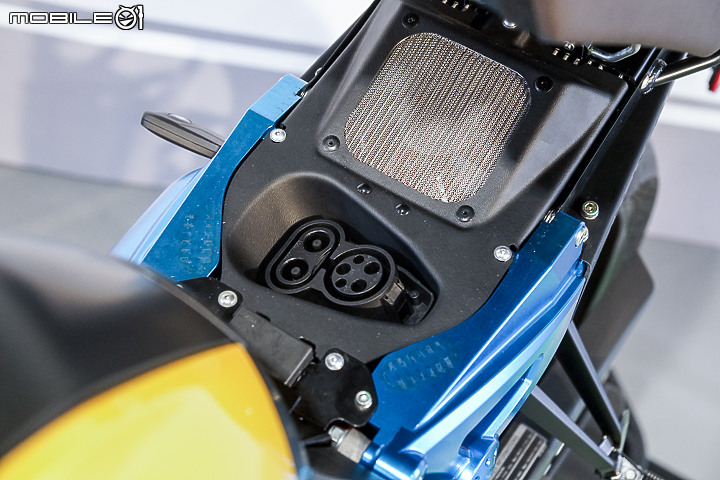 Energica EVA Esse Esse 9+ 賽道重點試駕｜百萬內復古電能車 看似乖巧卻很狂妄