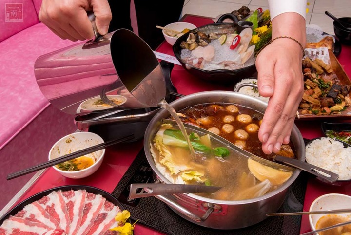 【臺南美食】點貳鍋三火鍋就送賓士ktv南紡店兩小時歡唱|邊吃鍋邊唱歌0起|多款風格包廂|主廚熬煮湯頭|包廂內有空氣清淨機~貳鍋三火鍋&賓士ktv南紡店