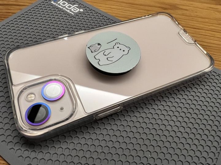 [分享文] iPhone 13 粉色 + Hoda 抗藍光玻璃貼 +Hoda 晶石玻璃殼 + Hoda 燒鈦鏡頭貼 + 泡泡支架