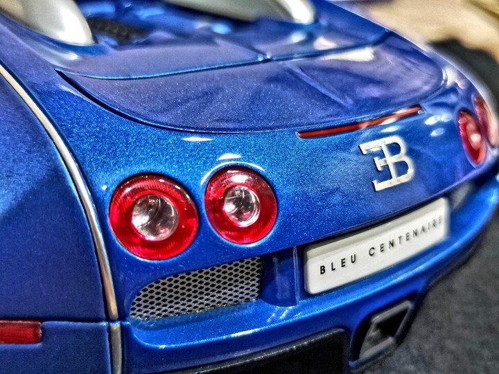 【模型分享】百年限定，舉世無雙！1/18 Bugatti Veyron EB 16.4 Bleu Centenaire Edition