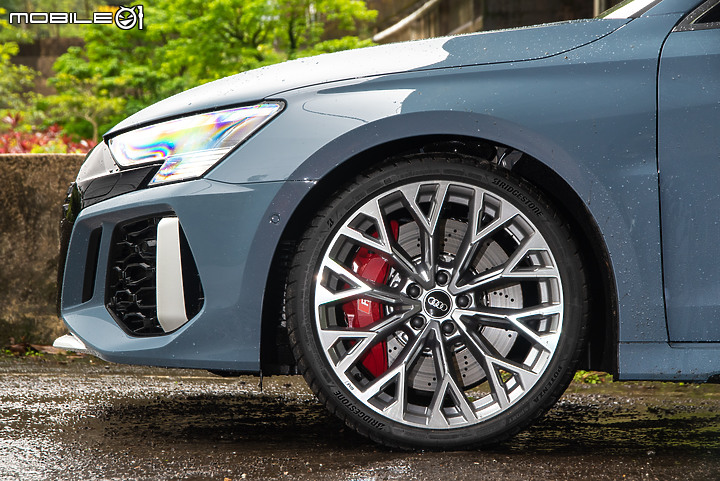 越級打怪沒在怕!Audi RS 3 Sportback 雨中激戰!
