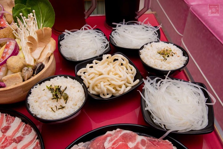【臺南美食】點貳鍋三火鍋就送賓士ktv南紡店兩小時歡唱|邊吃鍋邊唱歌0起|多款風格包廂|主廚熬煮湯頭|包廂內有空氣清淨機~貳鍋三火鍋&賓士ktv南紡店