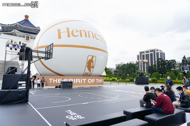 【採訪】軒尼詩打造NBA聯名巨型籃球地景! 周末一起來中正紀念堂打球