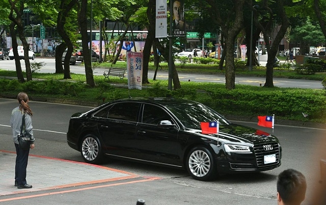 高雄市引進特斯拉警車了