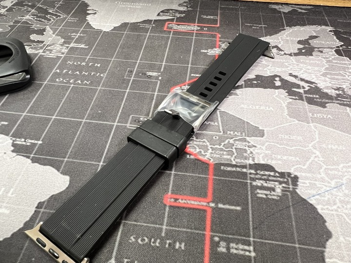 [分享文] Apple Watch 7 + Rearth Ringke Apple Watch 環保矽膠運動錶帶 + Rearth Ringke Apple Watch 抗震保護殼