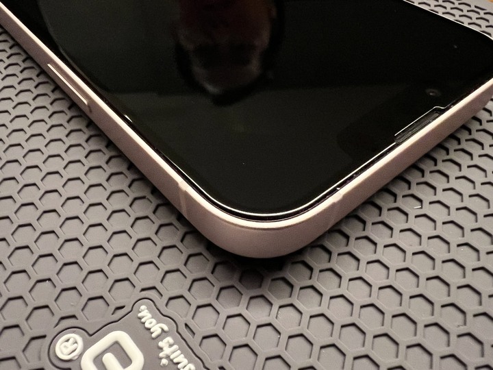 [分享文] iPhone 13 粉色 + Hoda 抗藍光玻璃貼 +Hoda 晶石玻璃殼 + Hoda 燒鈦鏡頭貼 + 泡泡支架