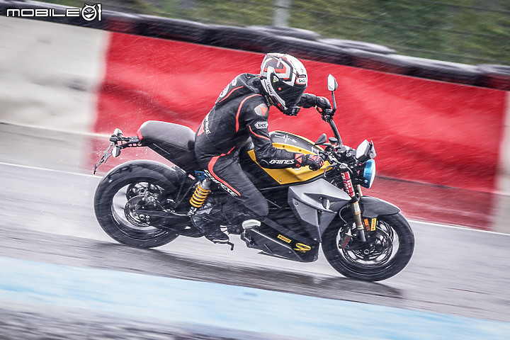 Energica EVA Esse Esse 9+ 賽道重點試駕|百萬內復古電能車 看似乖巧卻很狂妄