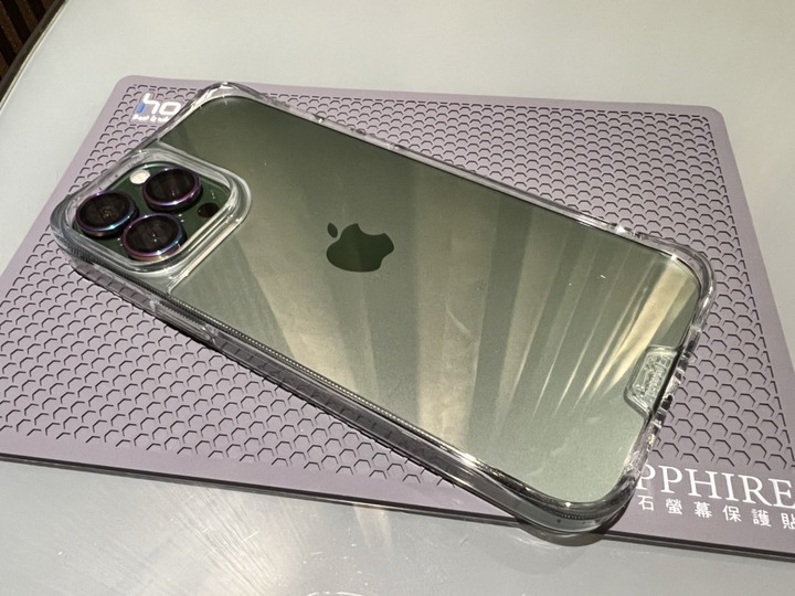 [分享文] iPhone 13 Pro Max 松嶺青 + Hoda 霧面玻璃貼 +Hoda 晶石玻璃殼 + Hoda 燒鈦鏡頭貼