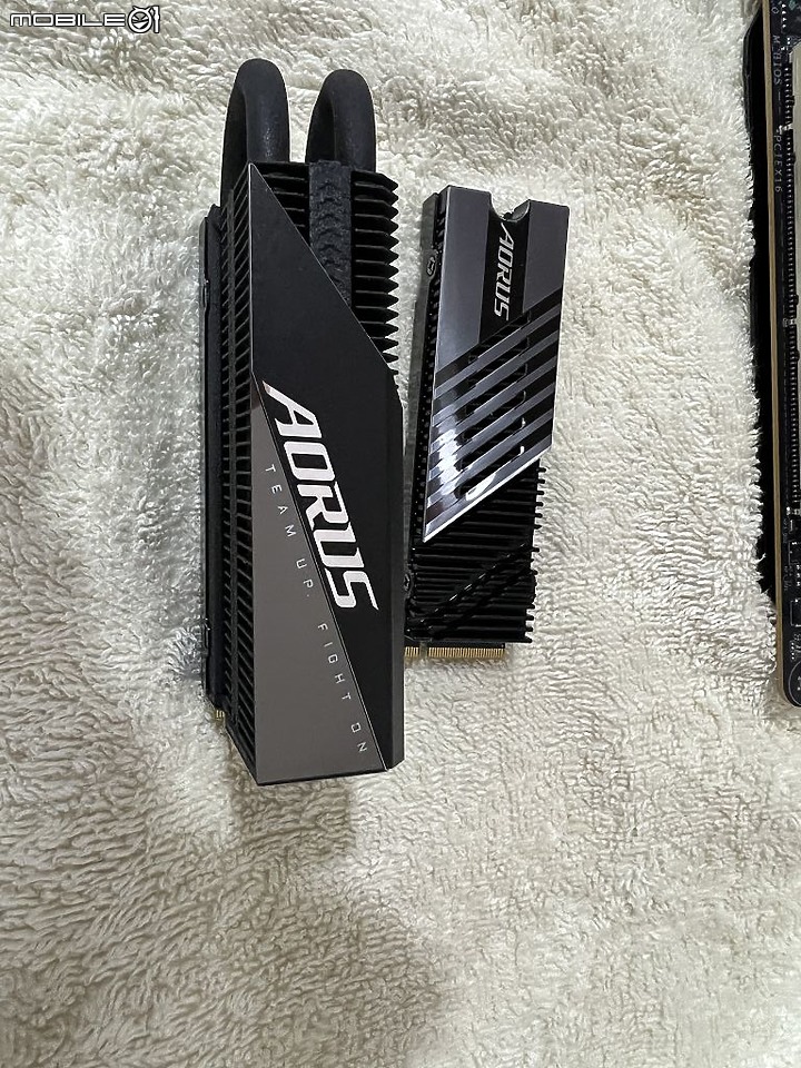 違章建築超強散熱 AORUS Gen4 7000s Premium 開箱