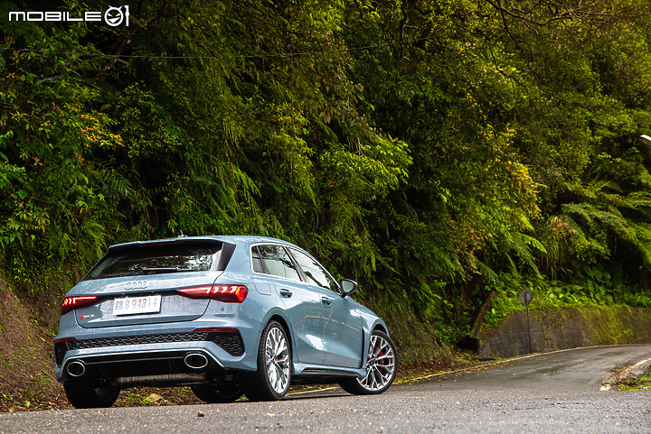 越級打怪沒在怕!Audi RS 3 Sportback 雨中激戰!