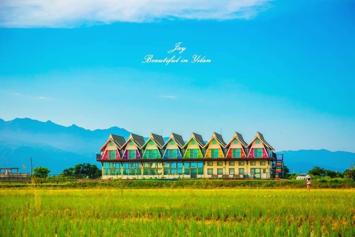 住進童話世界裡！礁溪「天空島上的小木屋」七彩木屋超夢幻