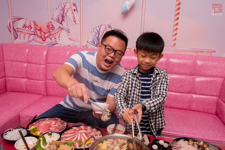 【臺南美食】點貳鍋三火鍋就送賓士ktv南紡店兩小時歡唱|邊吃鍋邊唱歌0起|多款風格包廂|主廚熬煮湯頭|包廂內有空氣清淨機~貳鍋三火鍋&賓士ktv南紡店