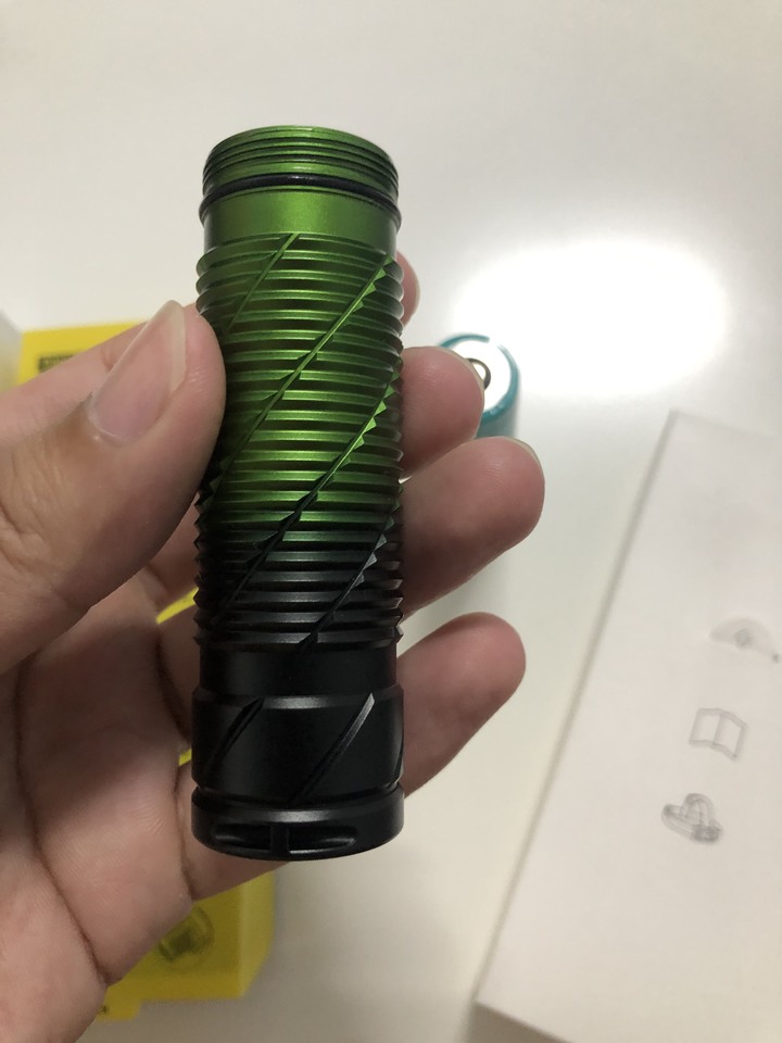 [開箱]OLIGHT Perun 2 2500流明EDC 90度燈