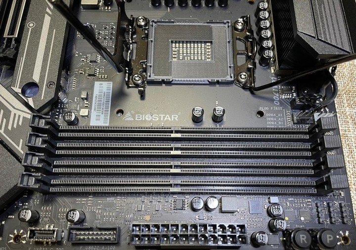 【開箱】女武神 Z690A VALKYRIE 主機版 DDR4