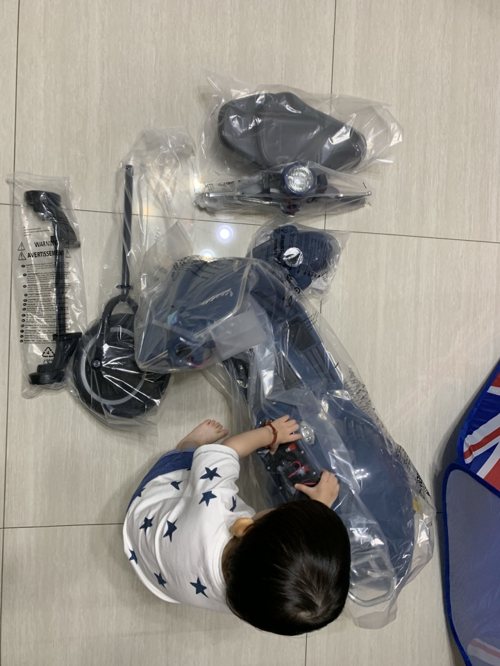 [開箱]VESPA偉士牌電動玩具車 小犬的兒童節禮物