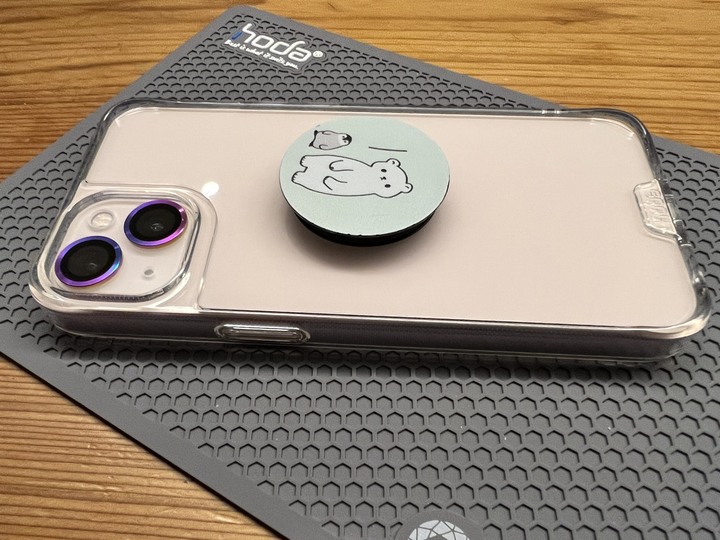 [分享文] iPhone 13 粉色 + Hoda 抗藍光玻璃貼 +Hoda 晶石玻璃殼 + Hoda 燒鈦鏡頭貼 + 泡泡支架