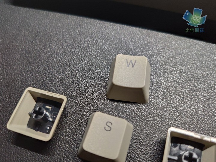 【小宅開箱】復古碰撞無線新技術 ikbc w210 藍牙雙模無線機械鍵盤開箱