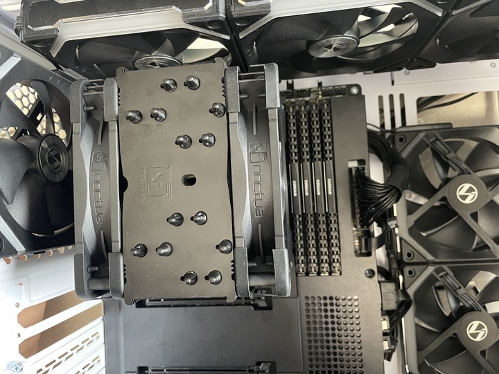 【開箱】聯力O11 Dynamic MINI 機殼內加裝14吋螢幕