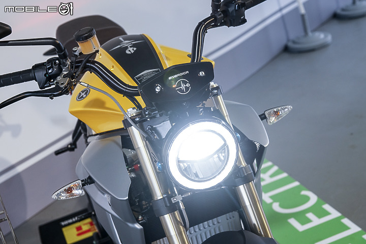 Energica EVA Esse Esse 9+ 賽道重點試駕｜百萬內復古電能車 看似乖巧卻很狂妄