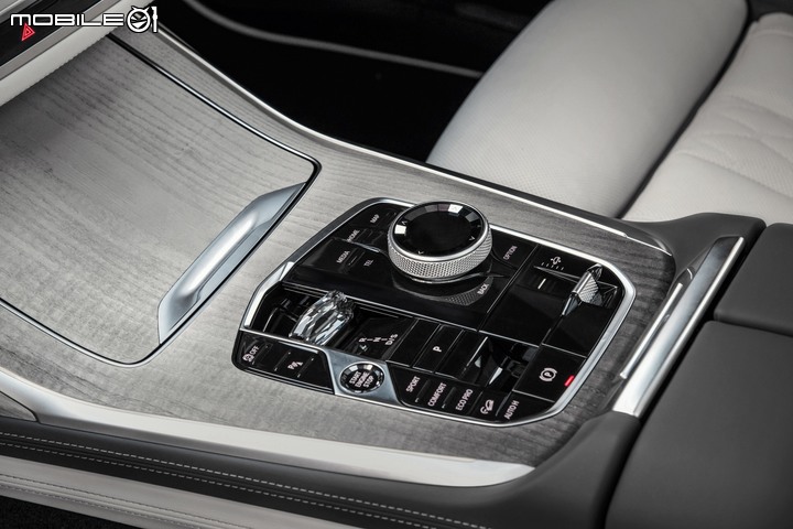 【海外新訊】全新外觀面容、內裝換上曲面大螢幕，BMW小改款X7正式登場！