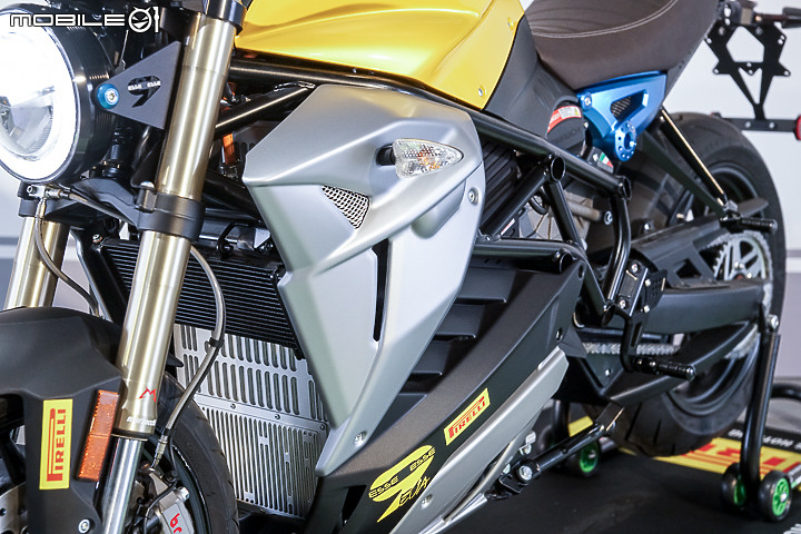 Energica EVA Esse Esse 9+ 賽道重點試駕｜百萬內復古電能車 看似乖巧卻很狂妄