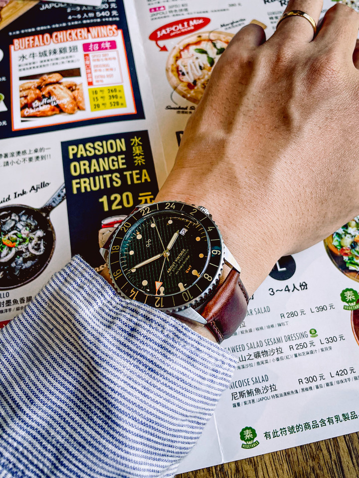 【設計師評價】About Vintage 1954 GMT 綠海龜，我的首支 GMT 手錶開箱