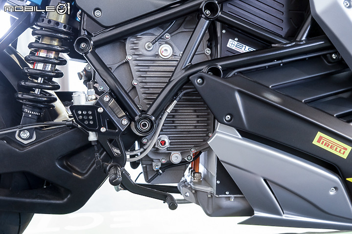 Energica EVA Esse Esse 9+ 賽道重點試駕｜百萬內復古電能車 看似乖巧卻很狂妄