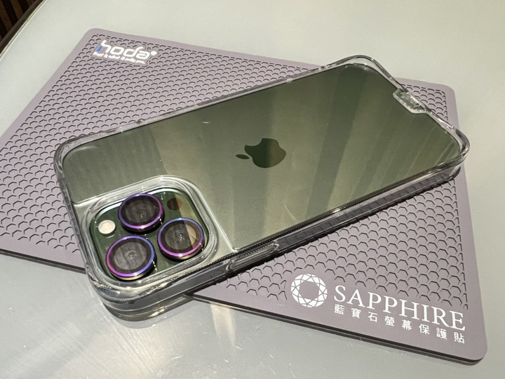 [分享文] iPhone 13 Pro Max 松嶺青 + Hoda 霧面玻璃貼 +Hoda 晶石玻璃殼 + Hoda 燒鈦鏡頭貼