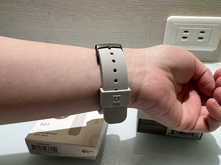 [分享文] UAG Apple Watch 透明 耐衝擊保護殼 + [U] Apple Watch 灰色 舒適矽膠錶帶 + Apple Watch 41mm 星光白