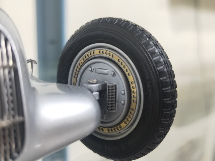 【模型分享】背負銀箭的無名英雄！1/18 CMC Mercedes-Benz W25 & LO2750 Race Car Transporter