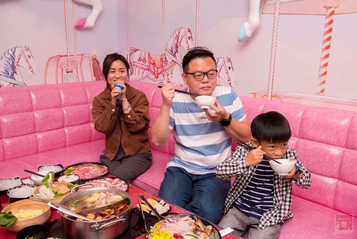 【臺南美食】點貳鍋三火鍋就送賓士ktv南紡店兩小時歡唱|邊吃鍋邊唱歌0起|多款風格包廂|主廚熬煮湯頭|包廂內有空氣清淨機~貳鍋三火鍋&賓士ktv南紡店