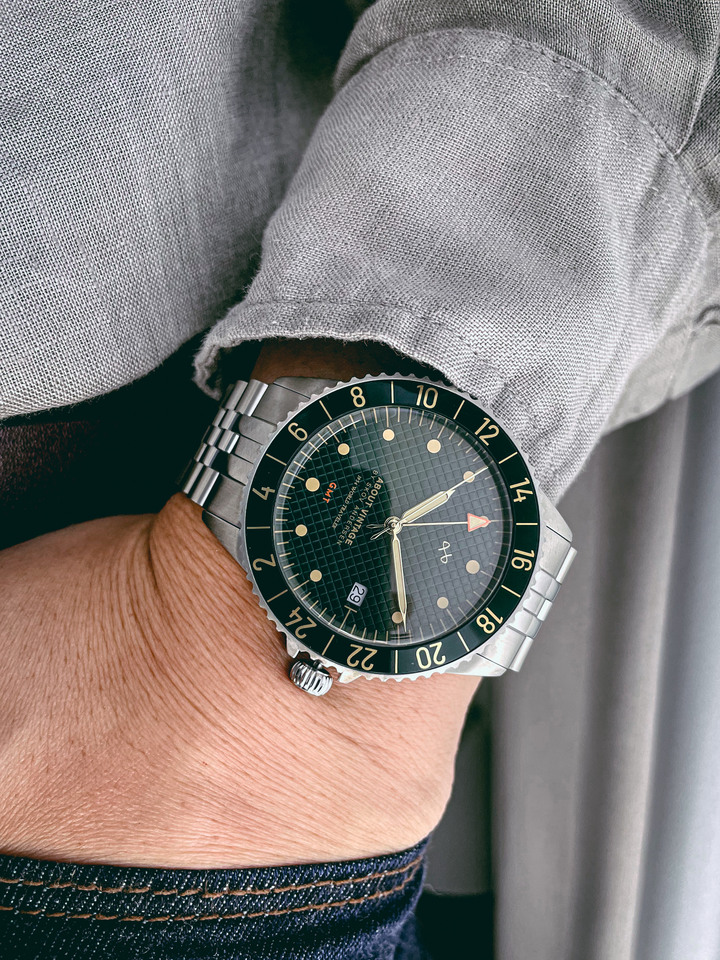 【設計師評價】About Vintage 1954 GMT 綠海龜，我的首支 GMT 手錶開箱