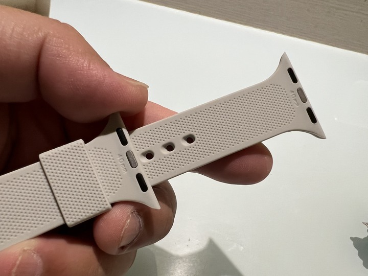 [分享文] UAG Apple Watch 透明 耐衝擊保護殼 + [U] Apple Watch 灰色 舒適矽膠錶帶 + Apple Watch 41mm 星光白