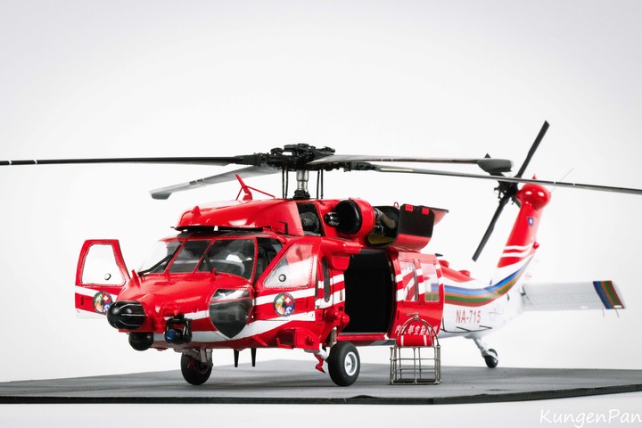 點我看大圖 1/35 空中勤務總隊 UH-60M-14 重裝型黑鷹直升機製作紀實